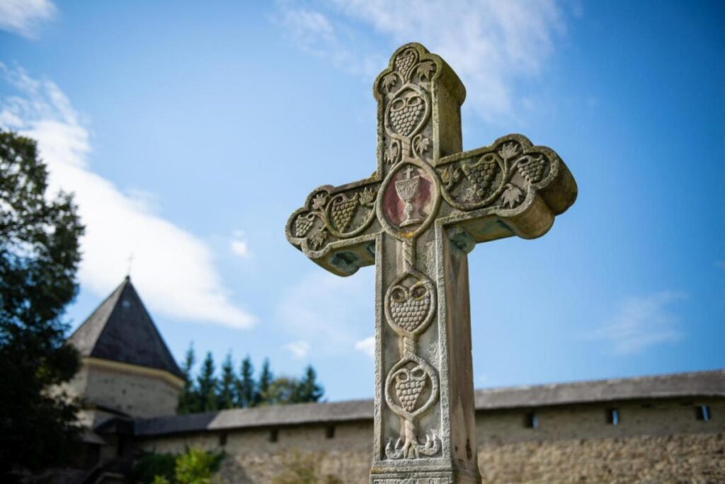 Arătarea pe cer a semnului Sfintei Cruci în Ierusalim; Sf. Mc. Acachie şi Codrat