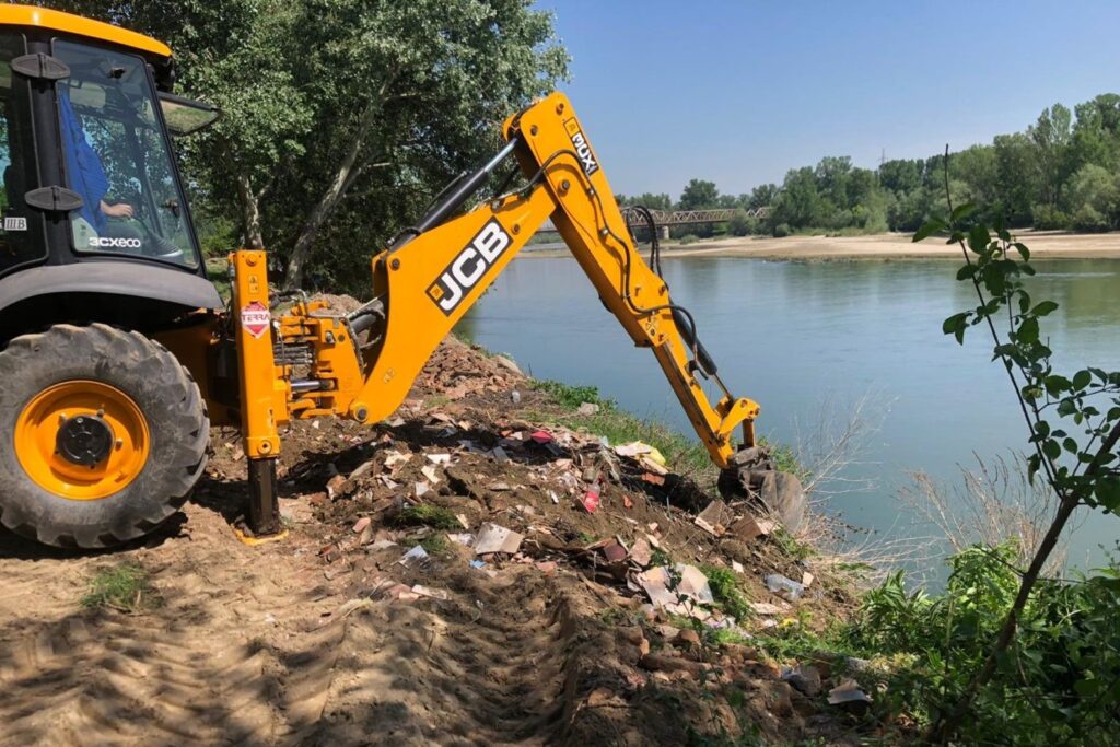 Acțiuni de ecologizare și igienizare pe râul Jiu