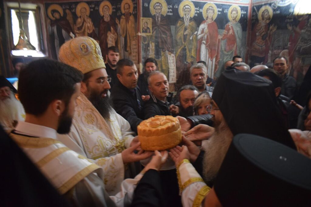 Владика Арсеније богослужио у Поганову