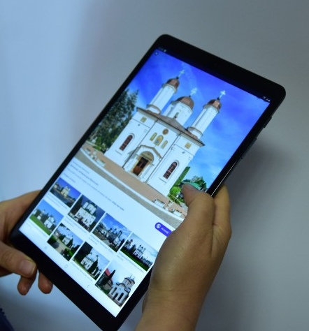 Arhiepiscopia Râmnicului a oferit tablete unor elevi care nu au posibilităţi să participe la cursurile online