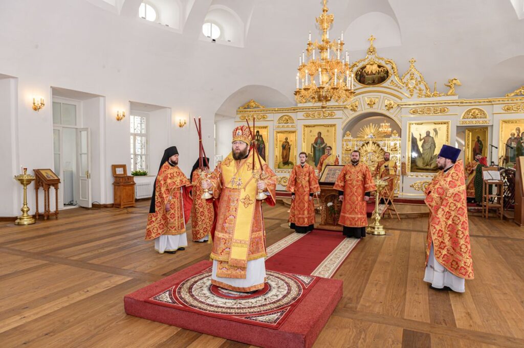 В ПРАЗДНИК ЖЕН-МИРОНОСИЦ МИТРОПОЛИТ ИГНАТИЙ ВОЗГЛАВИЛ ЛИТУРГИЮ В ВОСКРЕСЕНСКОМ КАФЕДРАЛЬНОМ СОБОРЕ