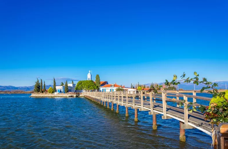 ΔΕΙΤΕ: Θεία Λειτουργία από το Βατοπαιδινό Μετόχι