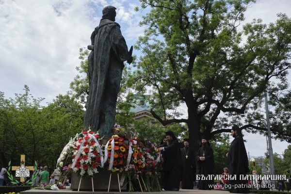 Венец от патриарх Неофит пред паметника на св. братя Кирил и Методий пред Националната библиотека