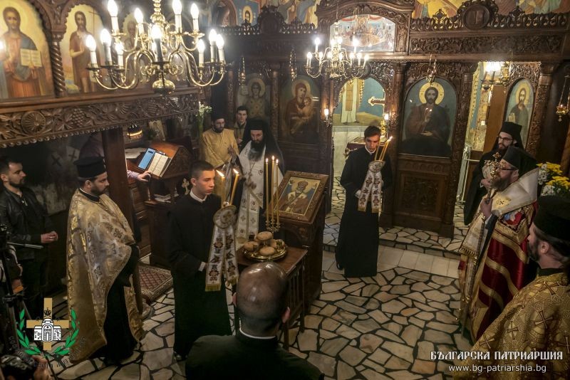 Архиерейска вечерня за празника Пренасяне мощите на св. Николай Чудотворец
