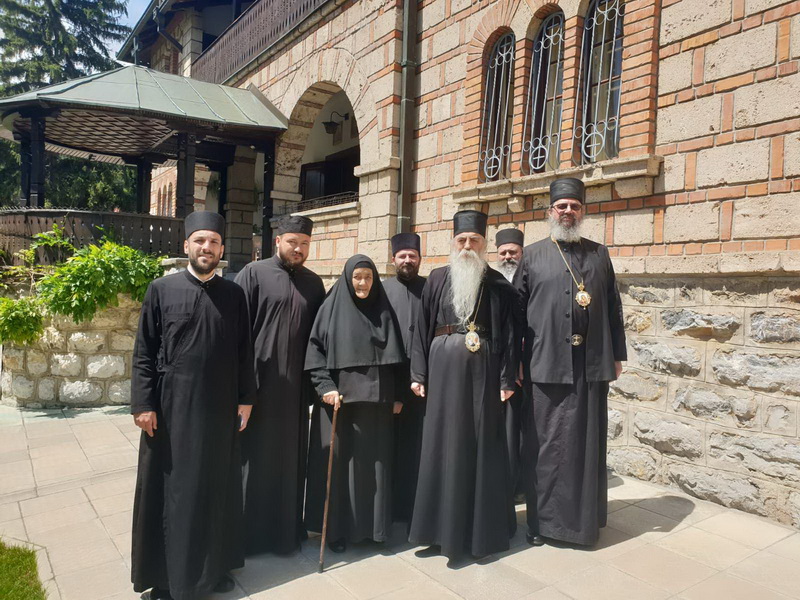 Епископи Иринеј и Исихије на поклоњењу оцу Јустину у манастиру Ћелијама
