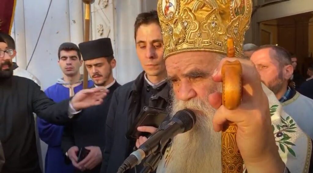 Λιτανεία με πλήθος κόσμου: Μπροστά ο Μητροπολίτης Μαυροβουνίου