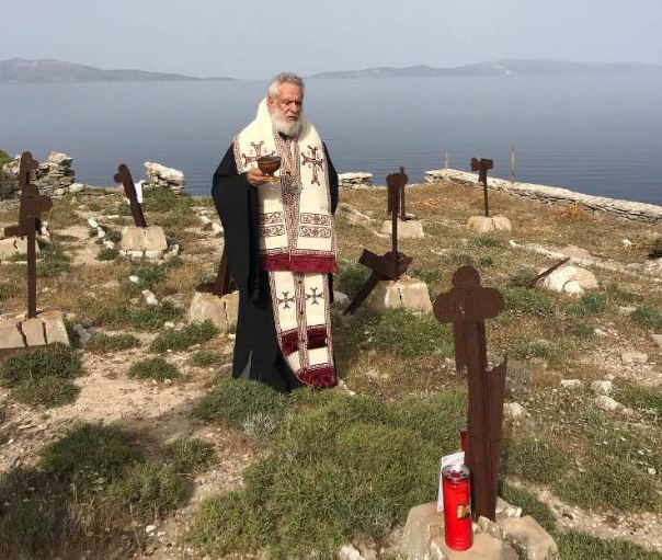 Τρισάγιο στο κοιμητήριο της Γυάρου τέλεσε ο Μητροπολίτης Σύρου