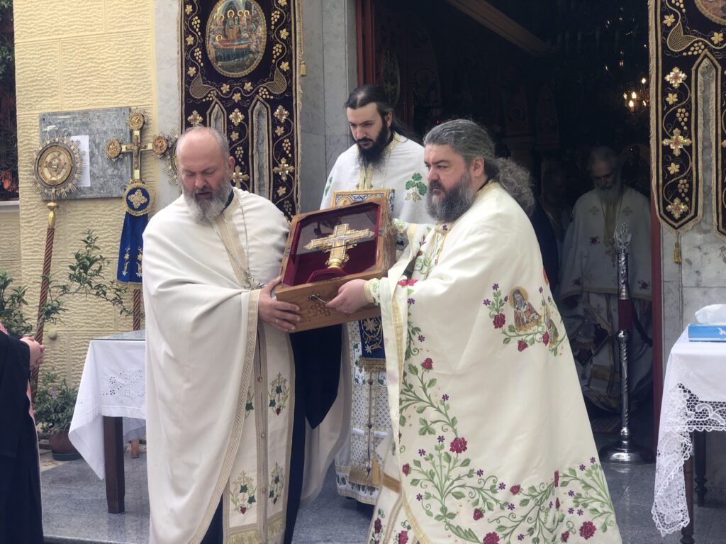 Την ευλογία του Τιμίου Ξύλου έλαβαν οι πιστοί στη Θήβα