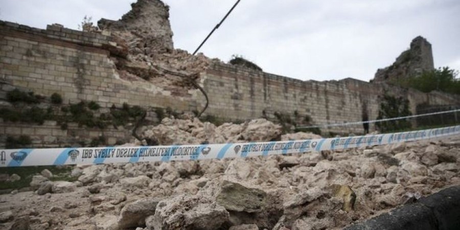 ΚΩΝΣΤΑΝΤΙΝΟΥΠΟΛΗ: Κατέρρευσε πύργος από τα Θεοδοσιανά τείχη