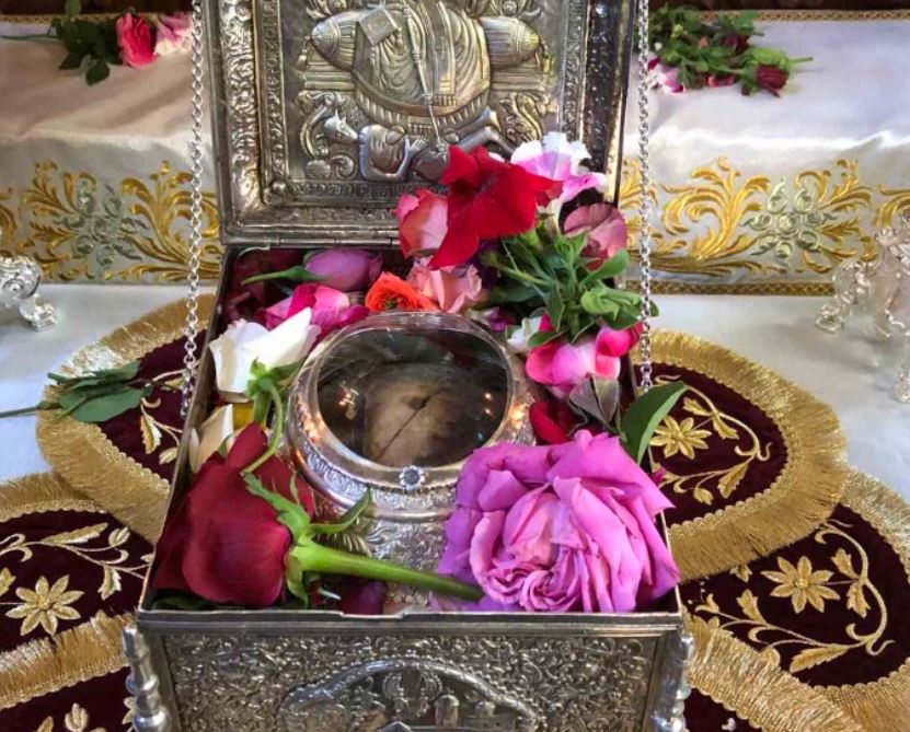 Η ΦΩΤΟΓΡΑΦΙΑ ΤΗΣ ΗΜΕΡΑΣ: Ρόδα για τον Πολιούχον