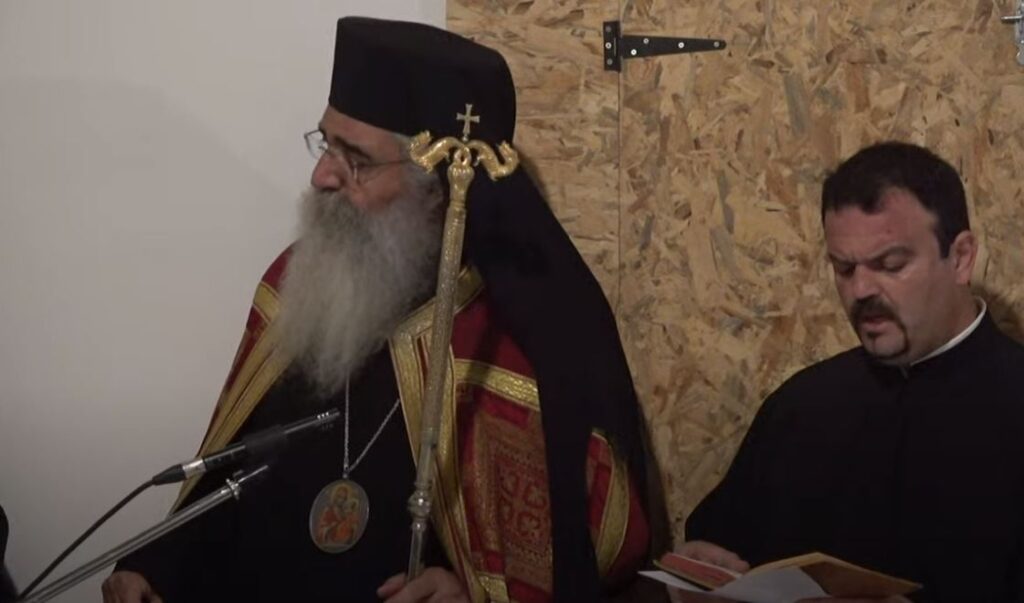 ΖΩΝΤΑΝΑ – Ο Μητροπολίτης Μόρφου αγρυπνεί στην Περιστερώνα