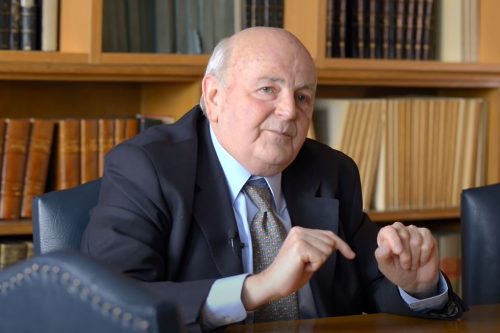 “Βλέπω τους μοναχούς να φιλούν την άκρη απο το έγγραφο”