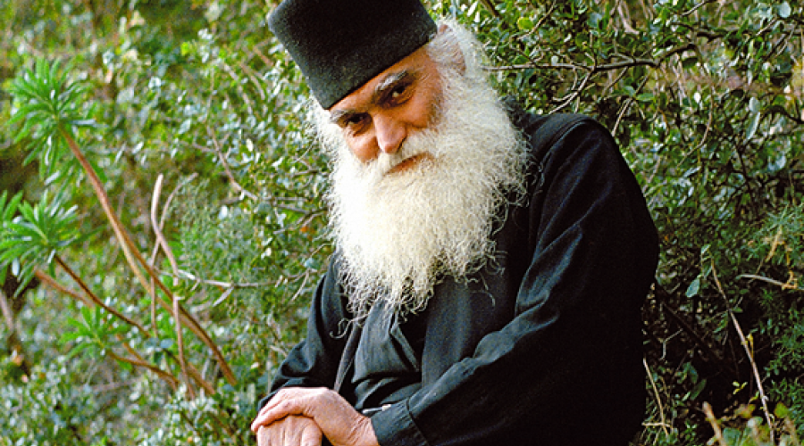 Ο διάβολος προσπαθεί να σε ξεκολλήσει απο τον Γέροντα, να σε ξεκολλήσει!