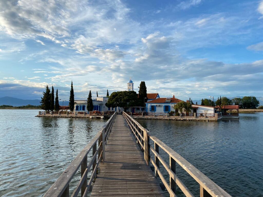 ΠΑΡΑΚΟΛΟΥΘΗΣΤΕ – Θεία Λειτουργία από το Βατοπαιδινό Μετόχι στο Πόρτο Λάγος