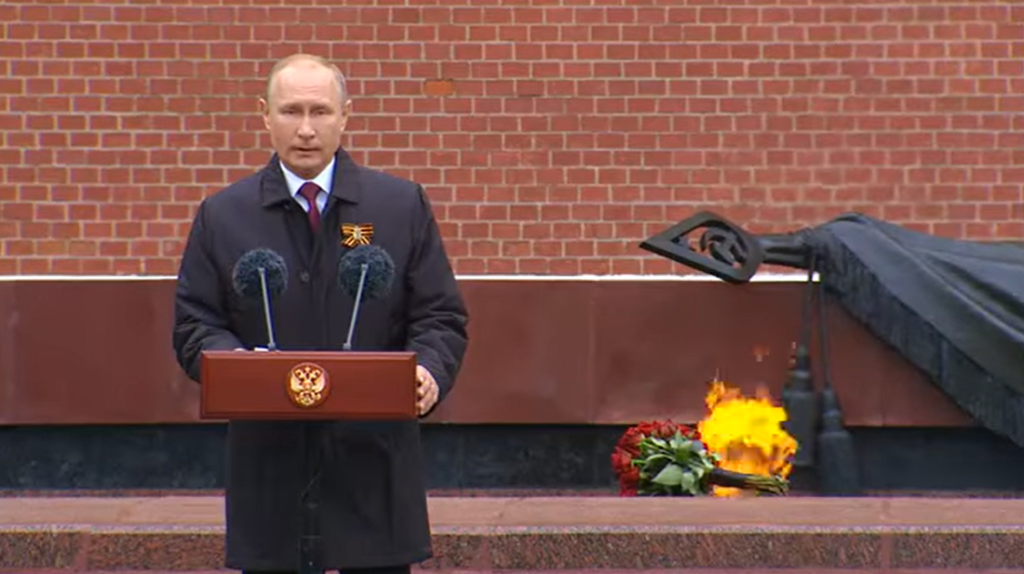 В день 75-летия Победы в Великой Отечественной войне Президент России возложил цветы к Могиле Неизвестного Солдата в Александровском саду