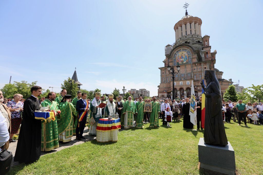 Statuia Arhiepiscopului Justinian Chira, inaugurată la Baia Mare