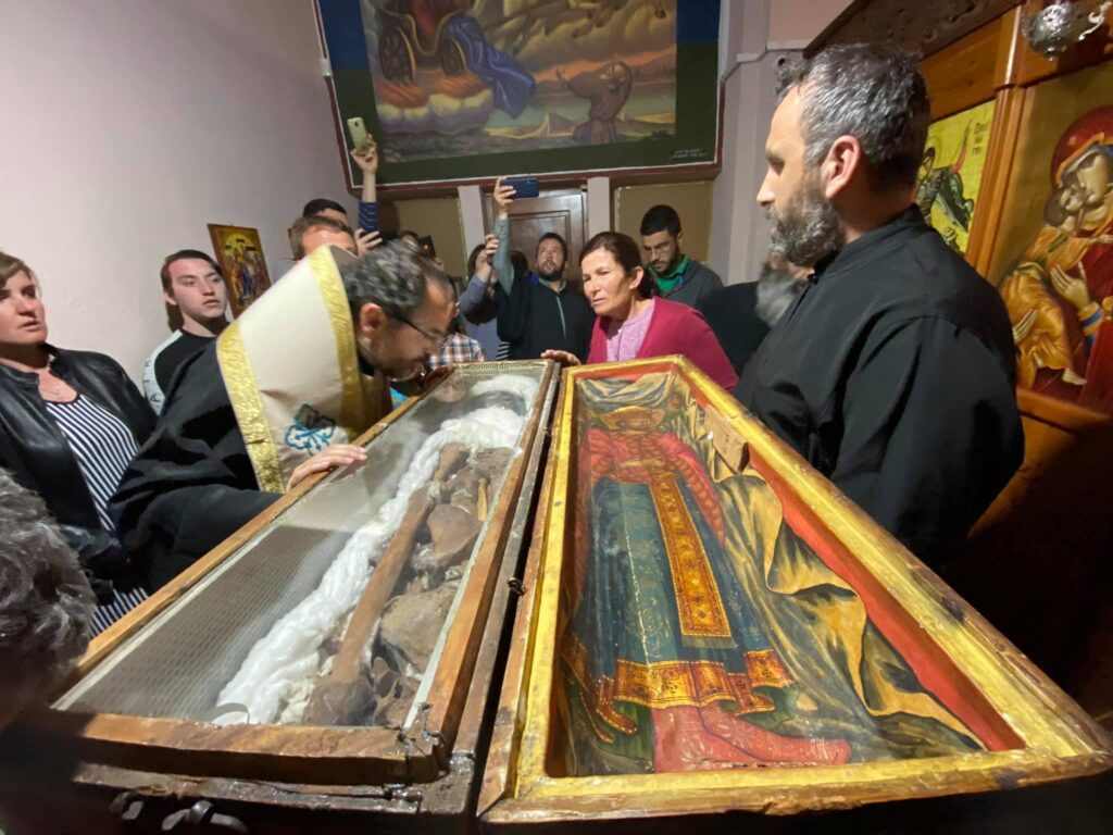 U kremtua në darkë shërbesa e Mbrëmësores së madhe panigjirke në nderim të Shën Joan Vladimirit, emrin e të cilit mban edhe Manastiti ynë.