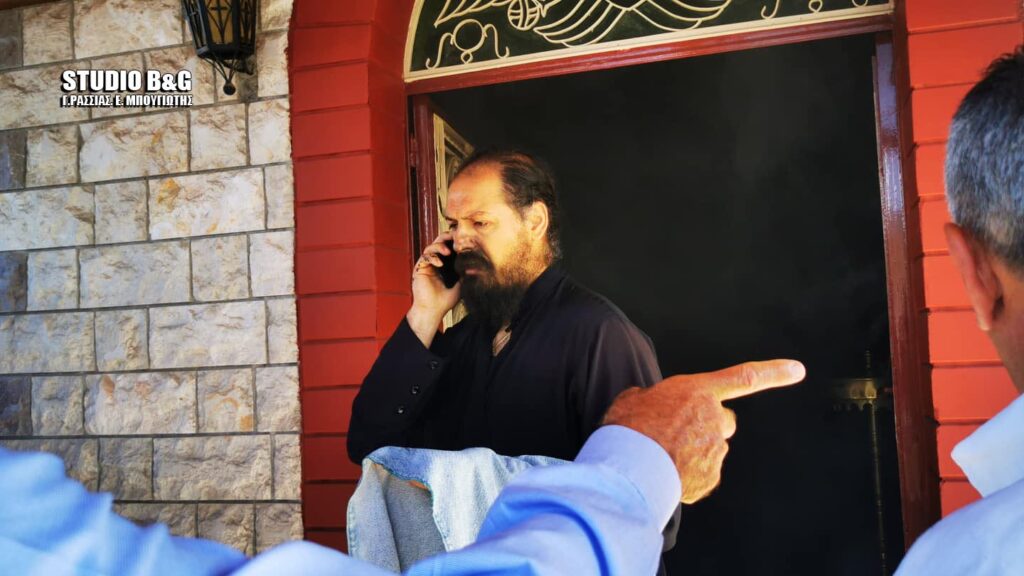 Παπάς- εθελοντής πυροσβέστης σβήνει φωτιά σε εκκλησάκι