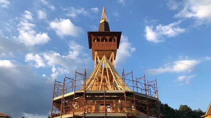 Continuă lucrările la biserica din Rieti. De Sânziene au fost sfințite crucile pentru acoperiș