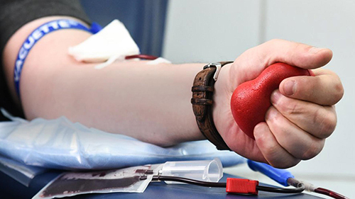 Κληρικοί στη Ρωσία δωρίζουν αίμα για την πανδημία