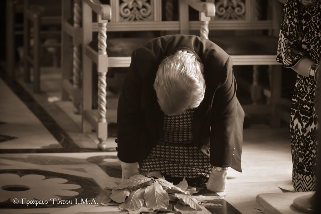 Γονατιστοί νέοι και γέροι στην Ιερά Μητρόπολη Λαγκαδά