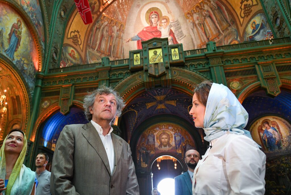 Εντυπωσιασμένος από το ναό των Εν. Δυνάμεων ο Ε. Κουστουρίτσα