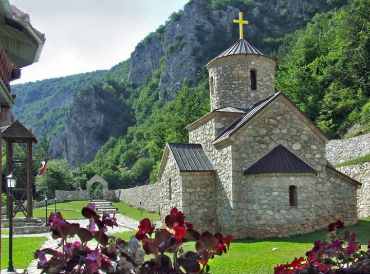 Владика Јоаникије на празник преподобног Стефана Пиперског богослужио у манастиру Калудра