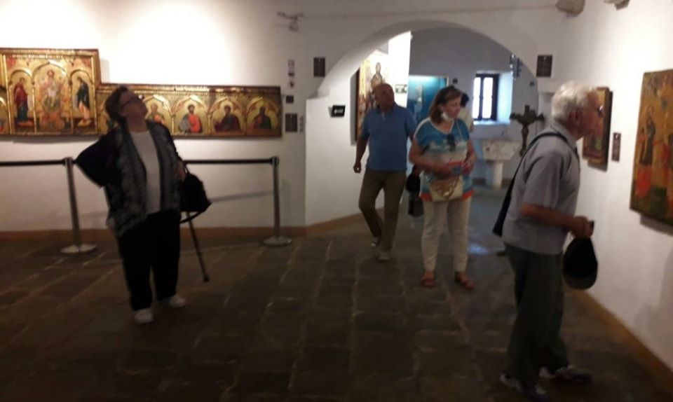 Fundjavë në Berat/ Turistët bjellorusë vizitojnë muzeun “Onufri”
