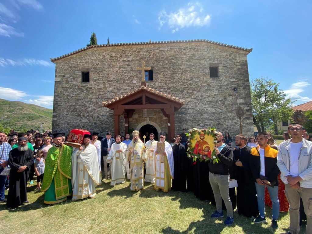 Sot në mëngjes u kremtua gjatë panairit të Shën Joan Vladimirit shërbesa e mëngjesores dhe Litirgjia Hyjnore me pjesëmarrjen e Mitropolitit Andon dhe të klerikëve të Dioqezës së Elbasanit