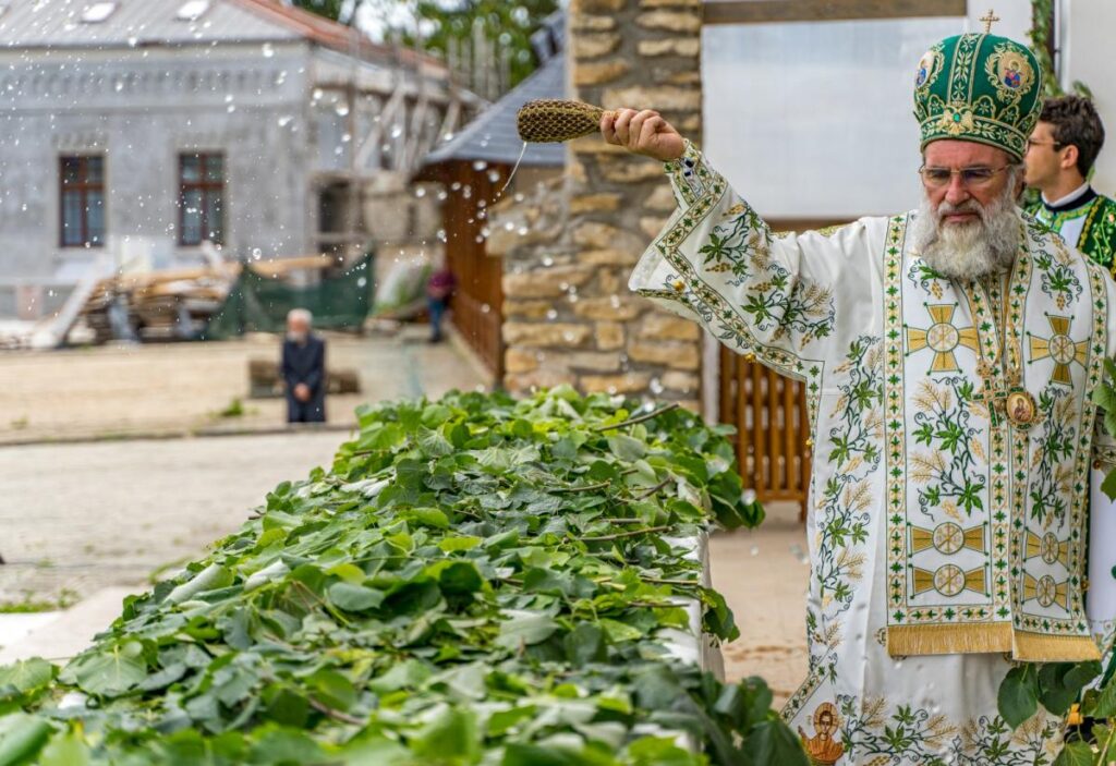Arhiepiscopul Ioachim: În lumina Duhului Sfânt, omul este în acelaşi timp în Hristos şi cu Hristos
