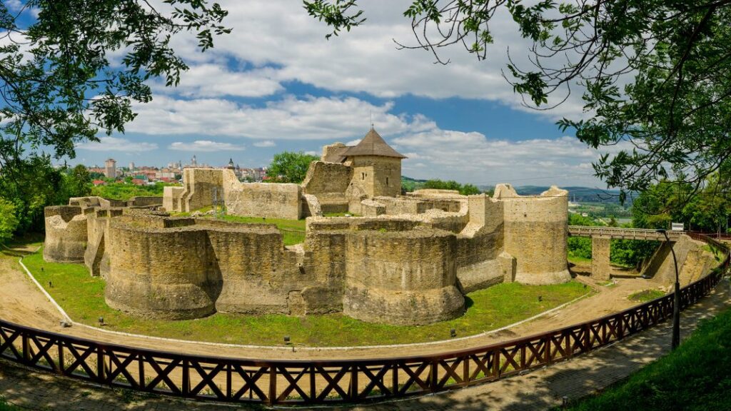 Tur audioghidat pentru vizitatorii Cetății de Scaun din Suceava în aplicația Discover Romania