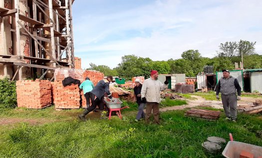 Жители села провели субботник на территории возрождающегося храма