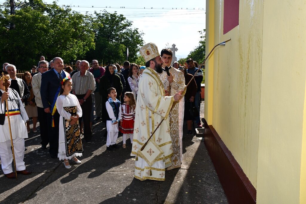 Sfințirea exteriorului bisericii din Parohia Macoviște