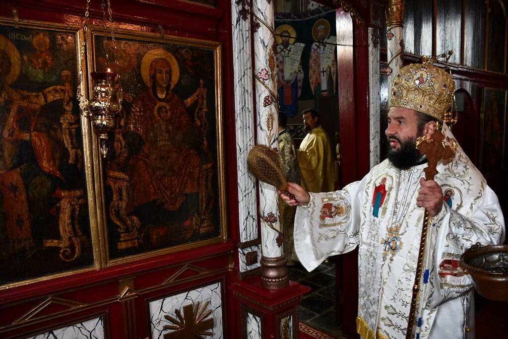 Biserică veche de peste 200 ani, binecuvântată de Episcopul Lucian