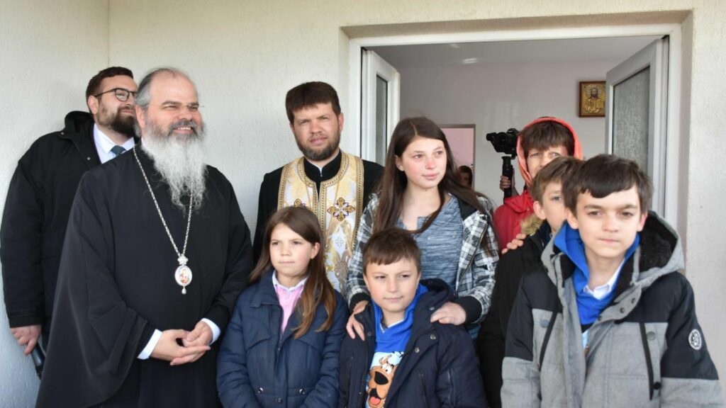 Proiectul eparhial „Bucuria e acasă”: Episcopia Huşilor a oferit, de 1 Iunie, trei case unor copii din familii defavorizate