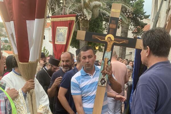 Τους τα βρόντηξε και πήγε στη λιτανεία με τον λαό