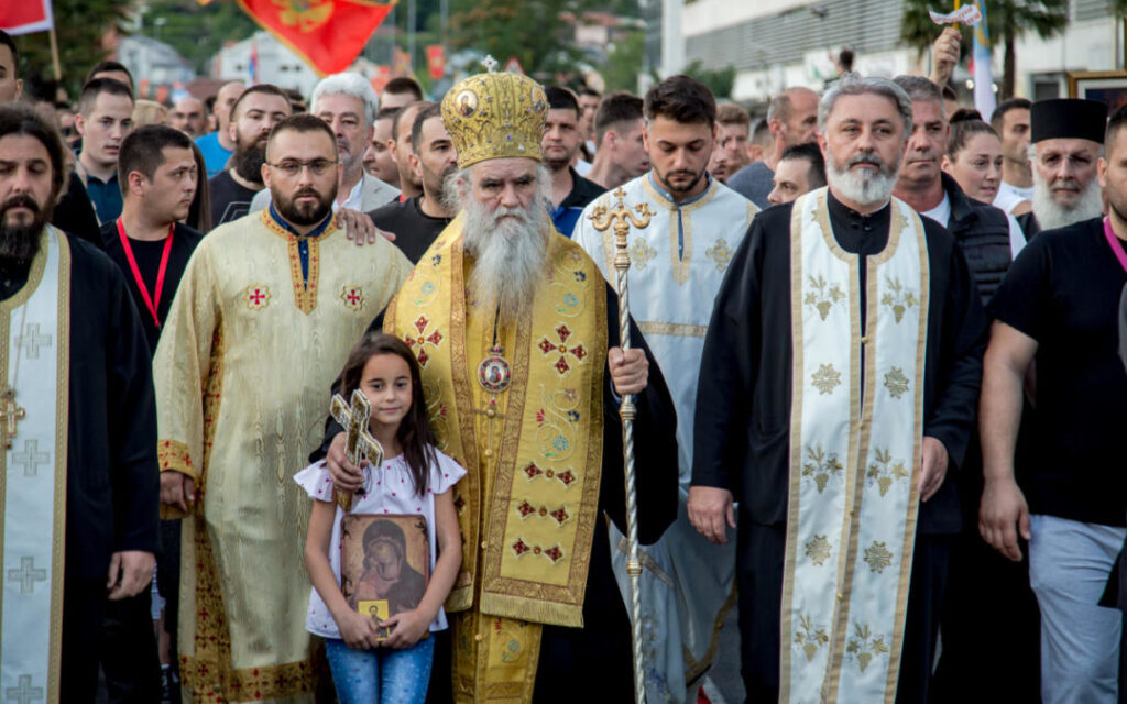 Настављен прогон: Слободе лишени свештеници Мирчета Шљиванчанин и Жељко Ћалић