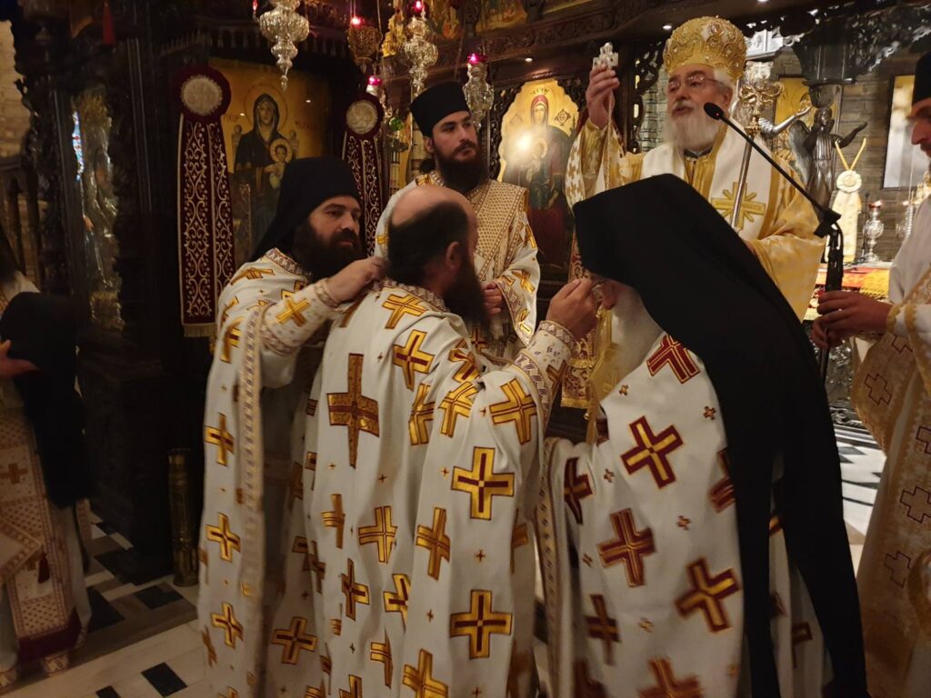 Χειροθεσία Αρχιμανδρίτη από τον Μητροπολίτη Φωκίδος