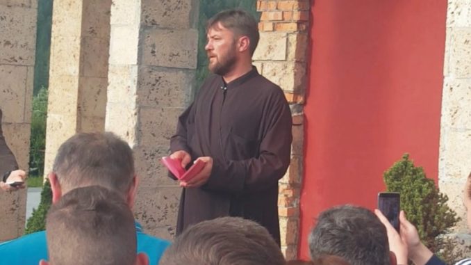 Грађани испред Граничне полиције; подршка оцу Саши Јањићу