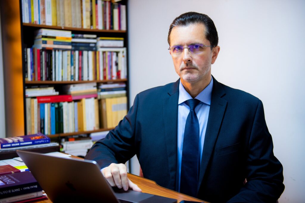 Vasile Bănescu: Oficierea slujbelor și în interiorul lăcașurilor de cult este deplin justificată