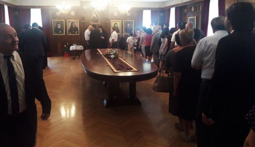 Ουρά για να ευχηθούν στον Μητροπολίτη Ιερώνυμο (ΦΩΤΟ)