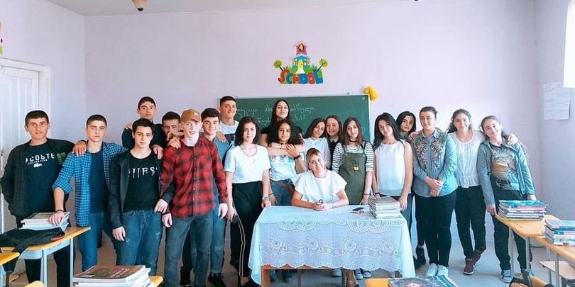 ახმეტაში მე-12 კლასი ბანკეტის ფულით ეკლესიას ხატს შესწირავს — დამრიგებლის ინიციატივა