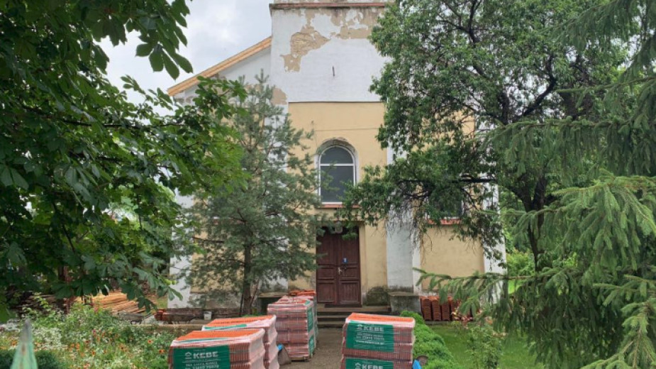 Ремонтират покрива на видинска църква