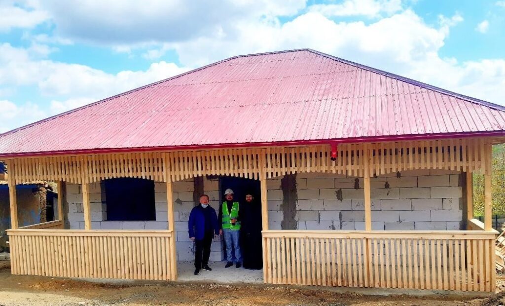 ASCOR Iaşi depune eforturi să ofere o locuinţă decentă unei familii cu şapte membri