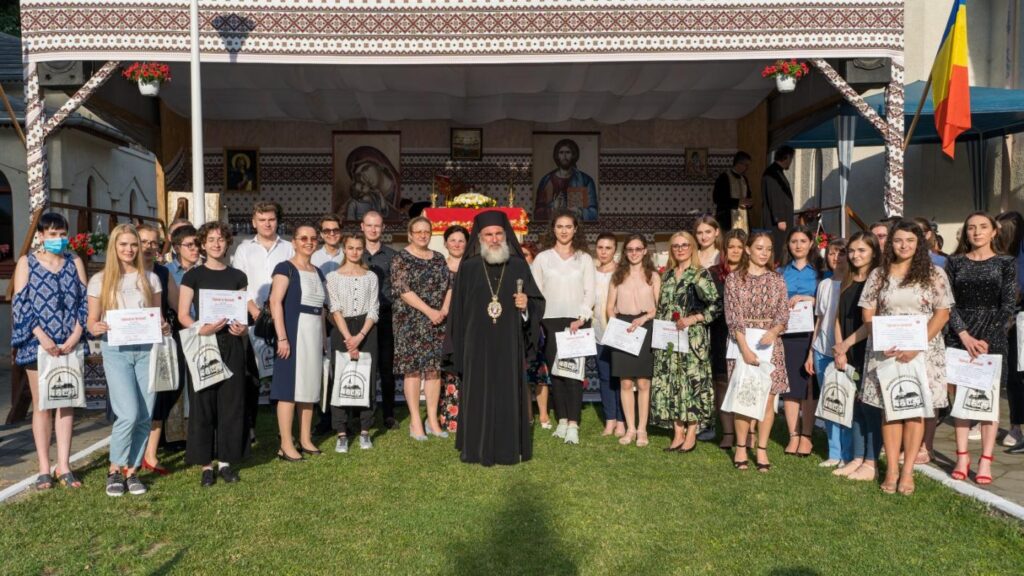 Şefii de promoţie din Bacău, premiaţi de Arhiepiscopul Ioachim