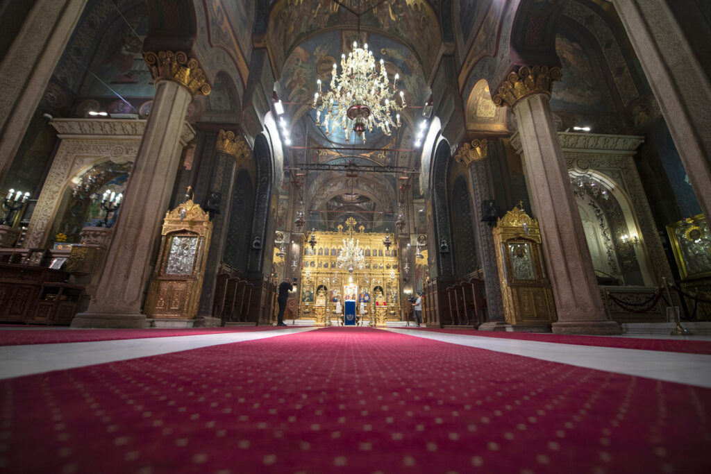 Patriarhia Română a primit cu bucurie decizia de a permite oficierea slujbelor religioase în interiorul bisericilor