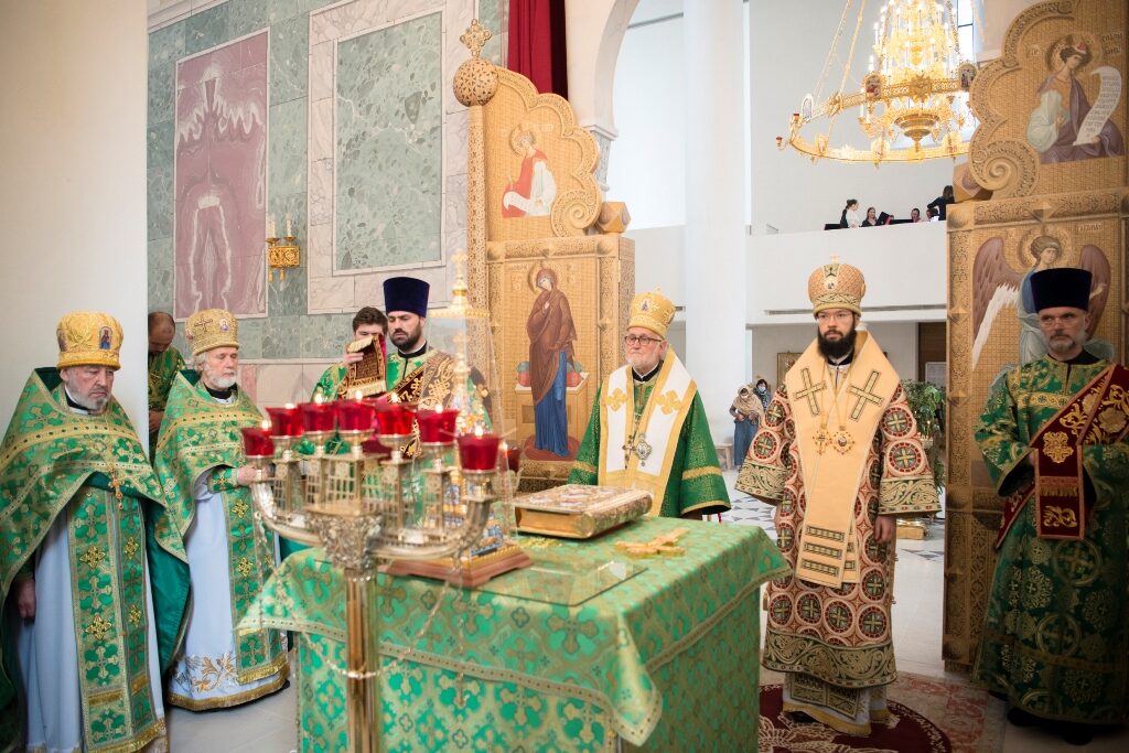 Патриарший экзарх Западной Европы и глава Архиепископии западноевропейских приходов русской традиции совершили Литургию в Троицком кафедральном соборе в Париже