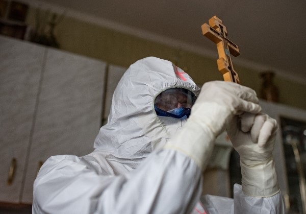 Ρώσοι Ιερείς στο πλευρό των ασθενών με COVID-19