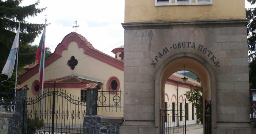 Осъдиха на 7 г. затвор крадец, обрал църква в Пазарджик и заплашил с нож мирянин