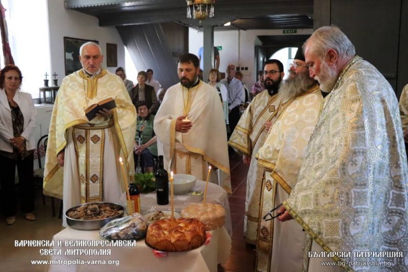 Света Литургия в храм “Света Троица” – село Млада гвардия